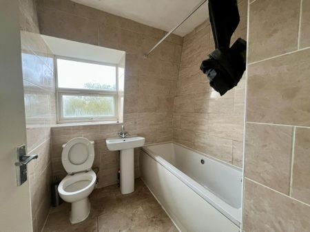 3 bedroom flat to rent - Photo 4