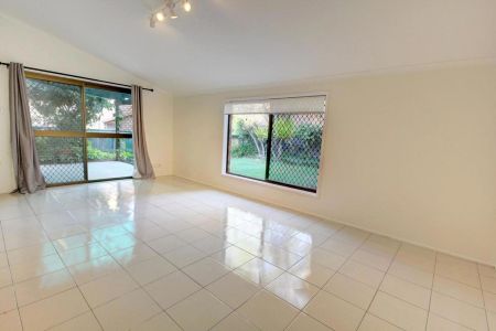 5 Meadowbank Street, 4152, Carindale Qld - Photo 4