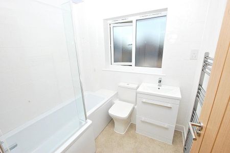 3 bedroom end of terrace house to rent - Photo 2