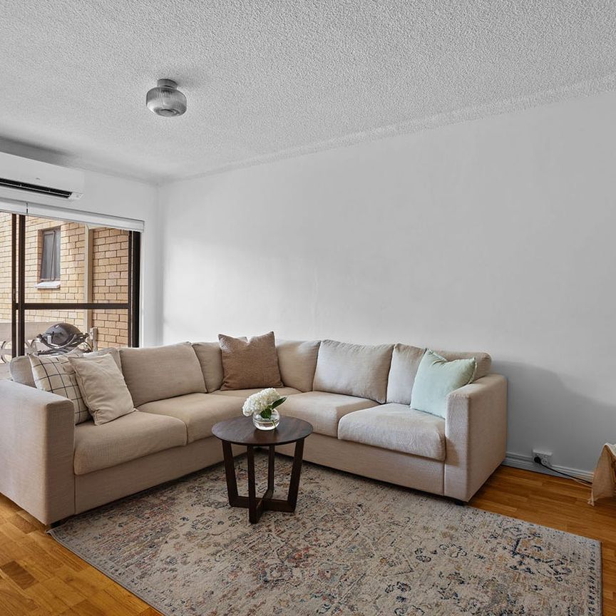 STYLISH RENOVATED 2-BEDROOM UNIT IN PRIME LOCATION - Photo 1