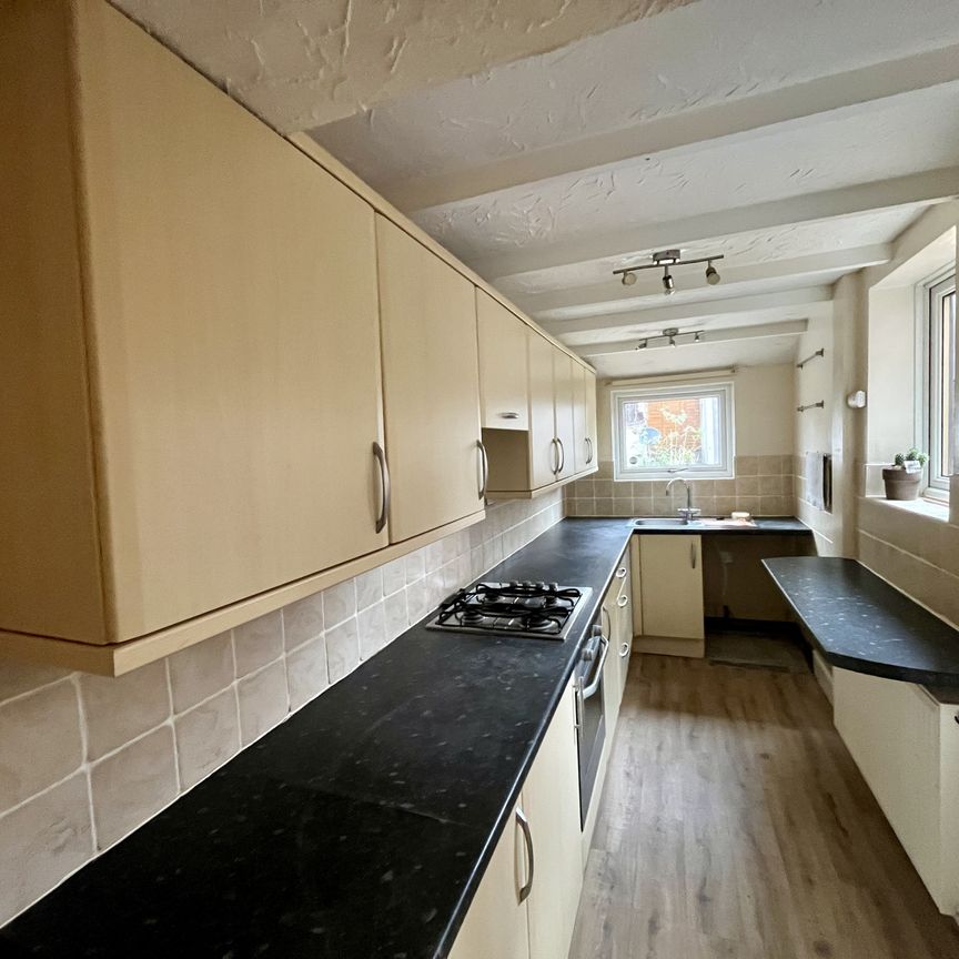 ***Two double bedrooms*** easy access into Derby city centre + Royal Derby Hospital. **lounge** seperate dining room** extended kitchen** - Photo 1