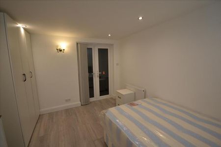 3 bedroom flat to rent - Photo 3