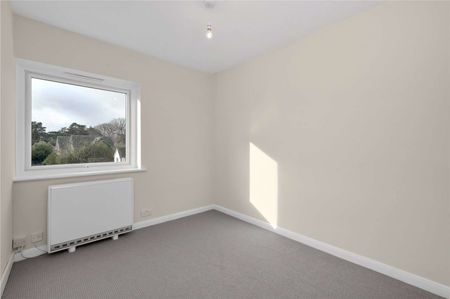 A split level maisonette situated above commercial premises convenient for Sunningdale shops and station. - Photo 3