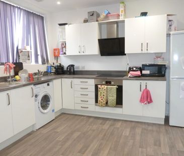 1 bedroom in a flat share to rent - Photo 2