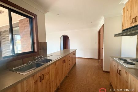 92 Undurra Drive Glenfield Park NSW 2650 - Photo 2