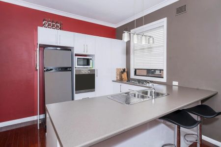 Modern Family Home - Photo 3