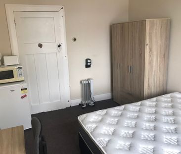All inclusive rooms on Russell St - Available now - Photo 3