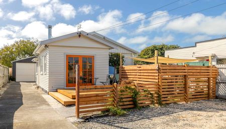 Gorgeous Standalone Cottage in New Brighton! - Photo 3