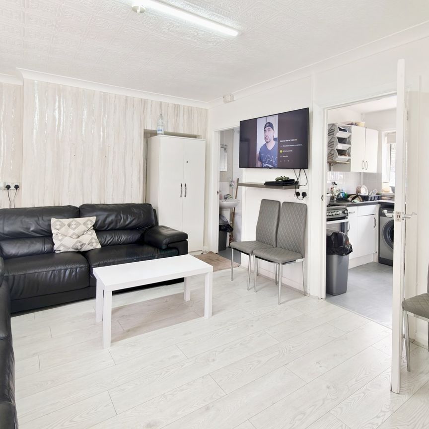 3 bedroom semi-detached house to rent - Photo 1