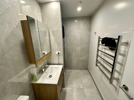 Modern Two Bedroom Apartment - Photo 4