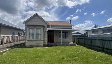 Student Rentals - Four Bedrooms - Centrally Located - Photo 3