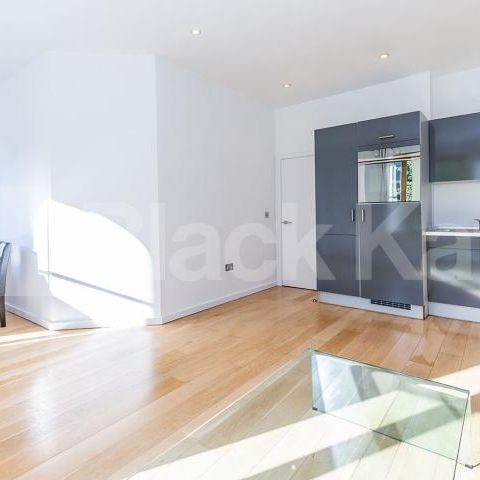 Stunning two bedroom with great space located in a great area - Photo 1