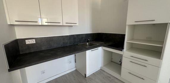 Location Appartement 2 pièces 35m² PORT LA NOUVELLE 11210 - Photo 2