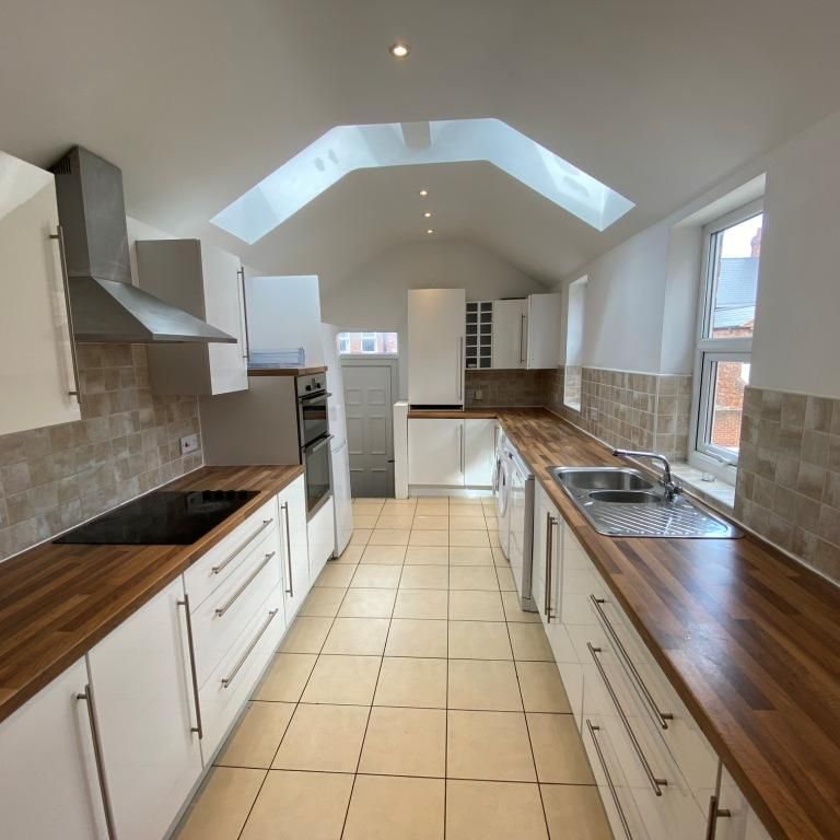 6 bedroom maisonette to rent - Photo 1