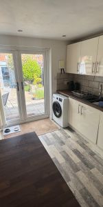 3 bedroom terraced garage/parking space to rent - Photo 3