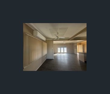 Cosy updated 2-bedroom cottage. - Photo 3