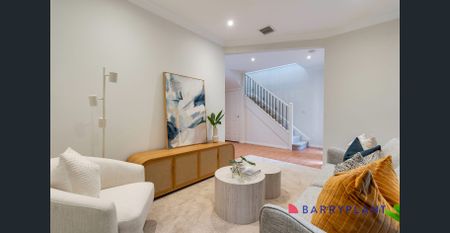 THREE-BEDROOM TOWNHOUSE! - Photo 3