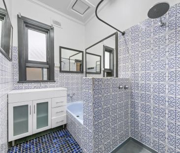 Classic two bedroom house with courtyard! - Photo 1