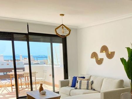 2 bedroom luxury penthouse for rent in Estepona, Andalusia - Photo 3