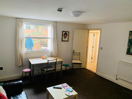 2 bedroom flat to rent - Photo 1