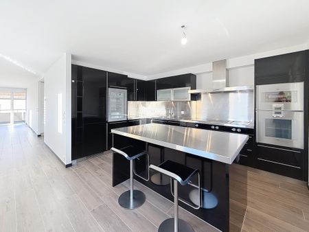 Beautiful Renovated Duplex - Photo 4