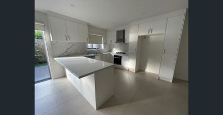 LIGHT, BRIGHT AND PRIVATE SINGLE LEVEL VILLA CLOSE TO SHOPS - Photo 4