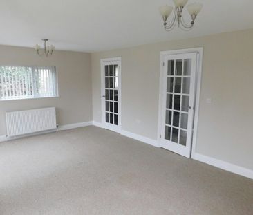 Detached bungalow to rent on - Photo 5