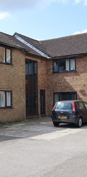 Stratton Road, SWINDON - Photo 1