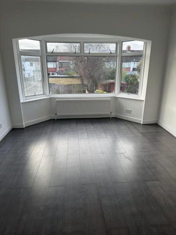 3 Bed Semi-Detached House, Sandhurst Drive, IG3 - Photo 4