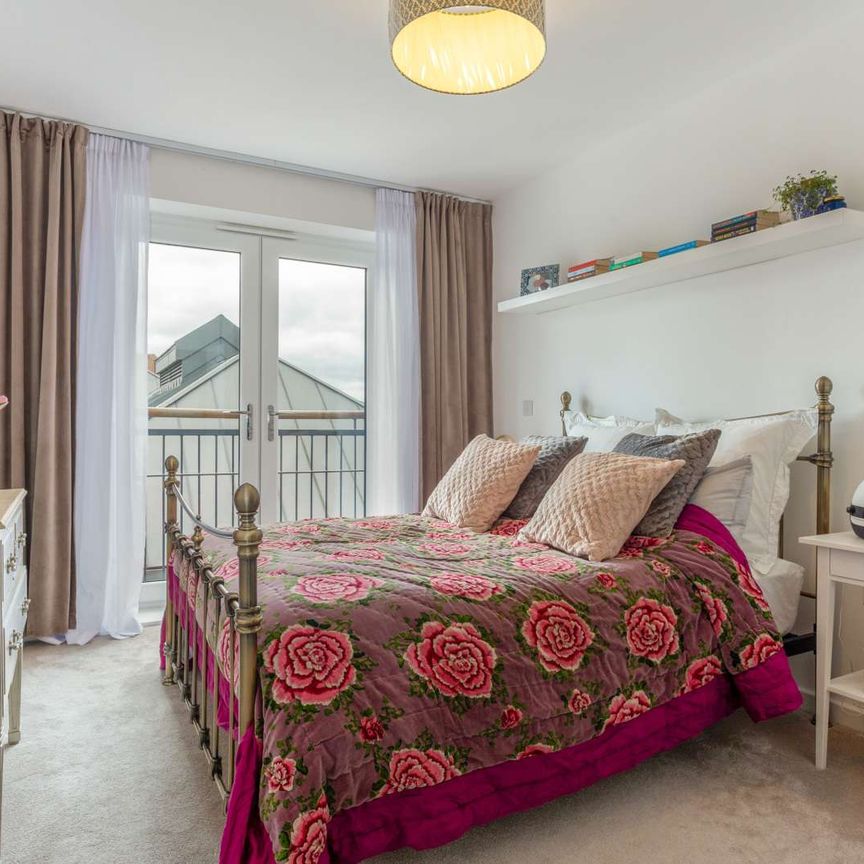 Excellent executive apartment superbly positioned to make the most of what Farnham has to offer. - Photo 1