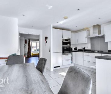 4 bedroom semi-detached house to rent - Photo 6