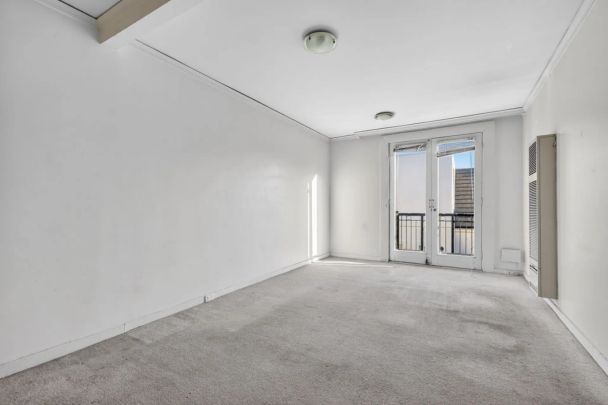 Secure living in Prime Location - Photo 1