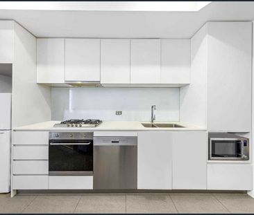 Furnished 1 Bedroom Apartment in Centre of Wolli Creek - Photo 3