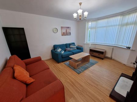 4 bedroom semi-detached house to rent - Photo 2