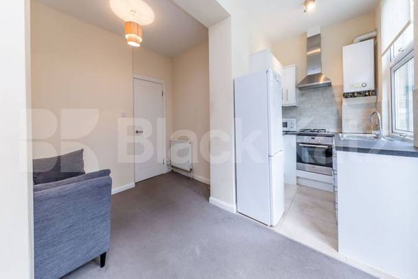 Well presented two double bedroom property set within a period conversion - Photo 1