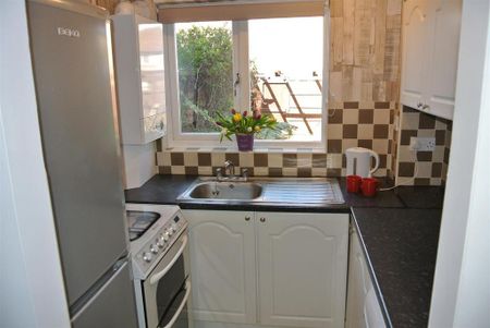 1 bedroom semi-detached house to rent - Photo 5