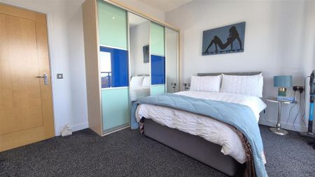 2 bedroom penthouse to rent - Photo 4