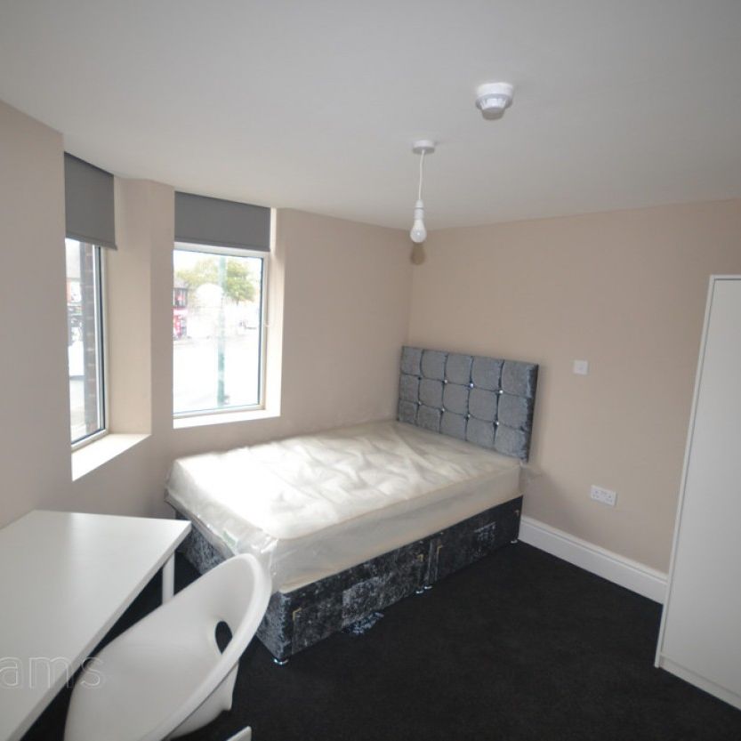 6 bed Detached House for Rent - Photo 1