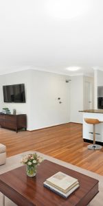 Spacious 3 Bedroom Apartment with Courtyard and Secure Parking - Photo 4
