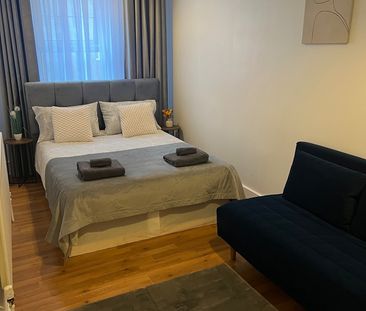 3 Bed Maisonette, Parfett Street, E1 - Photo 2