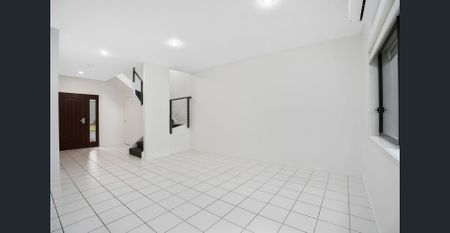 STUNNING 3 BEDROOM TOWNHOUSE IN A PRIME LOCATION! - Photo 2