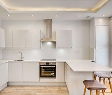 A recently refurbished two bedroom flat ideally located for Earl's Court. - Photo 1