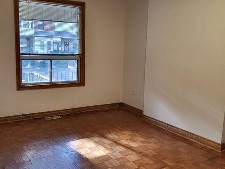 For Lease - 10 Bloomfield Avenue Unit# Main & Bsmt, Toronto, Ontario - Photo 3