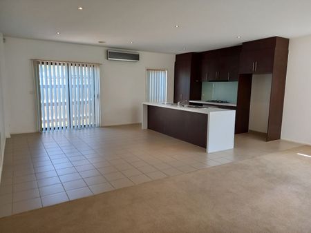 32 Christina Crescent, Kurunjang, VIC 3337 - Photo 2