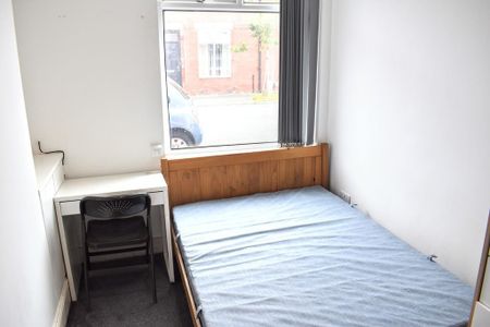 1 bedroom in a house share to rent - Photo 3