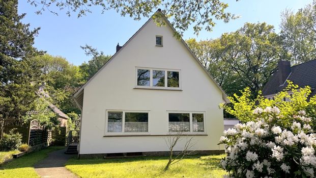 Renovierungsbedürftige 3-ZKB OG-Wohnung in einem Zweifamilienhaus in ruhiger Lage von Oldenburg - Photo 1