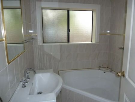 Modern 2-Bedroom Freestanding Home – Central & Convenient Location - Photo 5