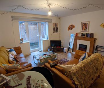 2 bedroom flat to rent - Photo 2