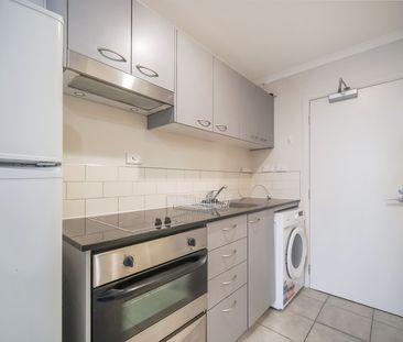 New carpet, paint and brand new furniture! - One bedroom unit - Photo 6