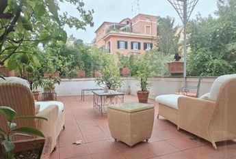 Villa-Parioli: Beautiful independent house with large private garden and terraces. Spacious living, formal dining, study-music room, sun room, 5 bedrooms, 4 bathrooms, parking. rif 163